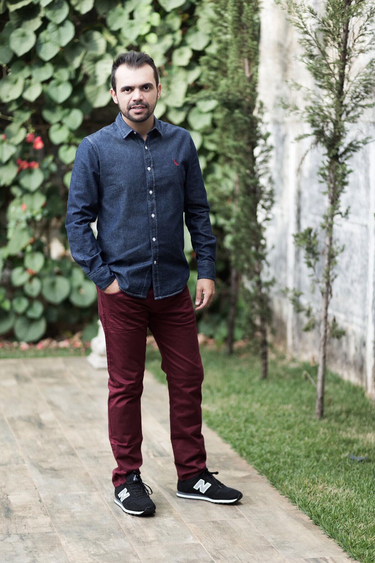 camisa jeans com calça vinho