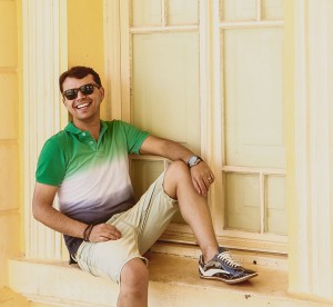 Look com camiseta polo degradê (tip dye) para homens. Como usar!