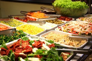 Como manter uma alimentação saudável comendo em restaurante self-service? Veja as dicas!