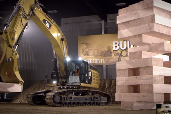 Caterpillar campanha Built For It Trials - Stack: Largest JENGA® Game Played with Cat® Excavators